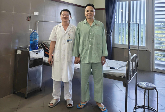 BSCKI Hà Đình Nghị, Trưởng khoa Nội Tim mạch chụp cùng bệnh nhân trước khi xuất viện - Ảnh BVCC ngung-tim.jpg