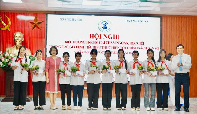 Chi cục trưởng Chi cục Dân số, Trẻ em và Phòng, chống tệ nạn xã hội, Sở Y tế Hà Nội Vũ Duy Hưng cùng lãnh đạo Chi cục biểu dương trẻ em gái chăm ngoan học giỏi. hoa-xa.jpg
