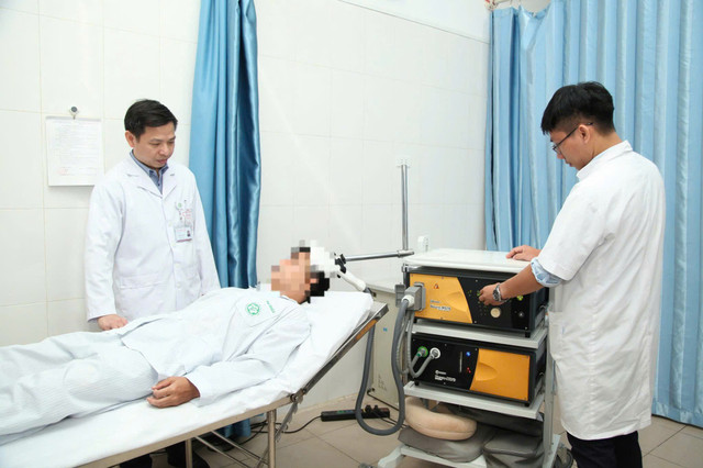 Thực hiện kỹ thuật kích thích từ trường xuyên sọ cho bệnh nhân - Ảnh BVCC kich-thich-xuyen-so.jpg