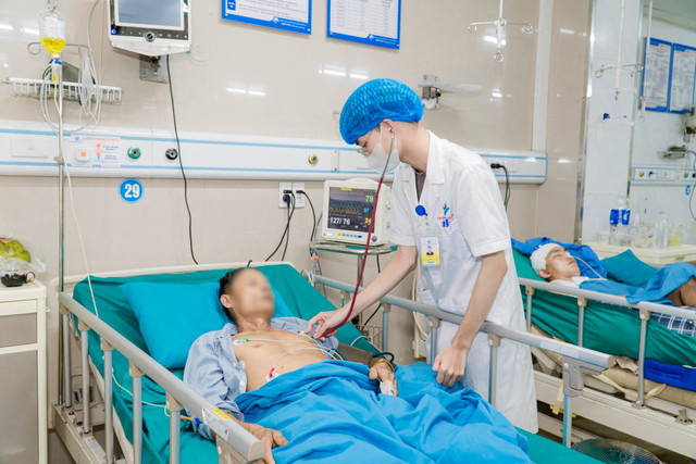 Thăm khám cho người bệnh - Ảnh BVCC vo-u-gan-1.jpg