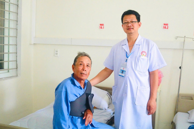 Thăm khám cho người bệnh sau phẫu thuật - Ảnh BVCC trat-khop-vai-2.jpg