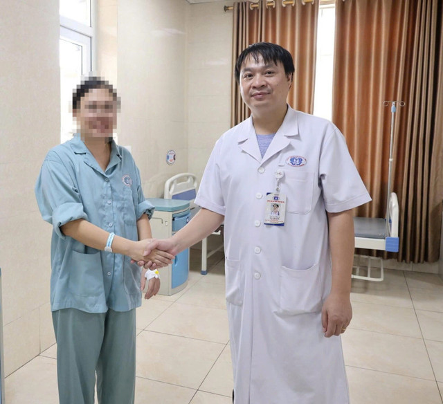 Người bệnh vô cùng hạnh phúc khi đã đi lại được bình thường và có thể ra viện - Ảnh BVCC viem-tuy-co-2.jpg