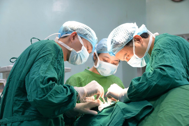 Phẫu thuật tạo hình cho bệnh nhân - Ảnh BVCC vanh-tai-4.jpg