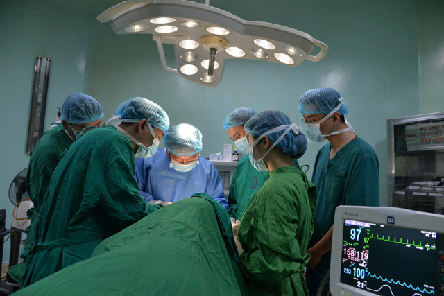 Ê-kíp phẫu thuật Liên chuyên khoa - Ảnh BVCC vanh-tai-2.jpg