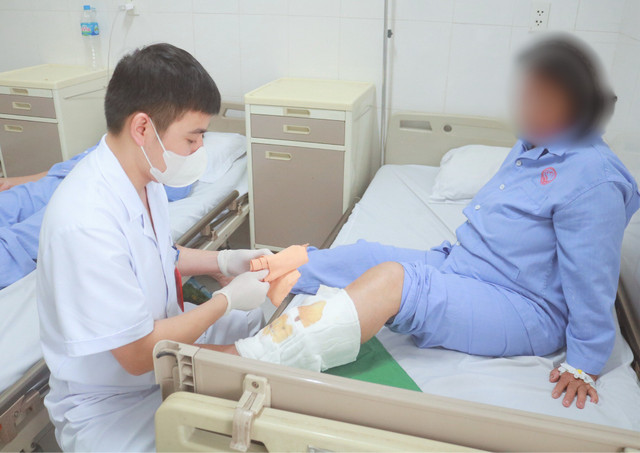 Thăm khám cho bệnh nhân sau phẫu thuật - Ảnh BVCC mun-nho-1.jpg