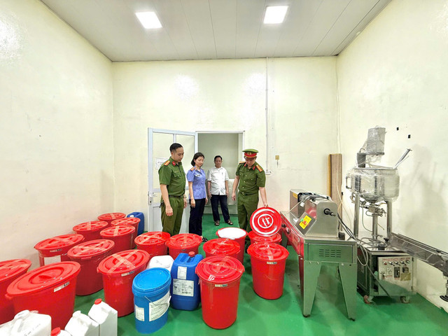 Cơ quan công an khám xét và thu giữ một số tang vật tại xưởng sản xuất của Đường Văn Thiết. Ảnh: CACC althena-5-104359.jpg