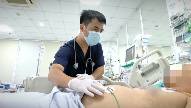 Thăm khám cho người bệnh sốc do sốt rét - Ảnh BVCC sot-ret-1.jpg
