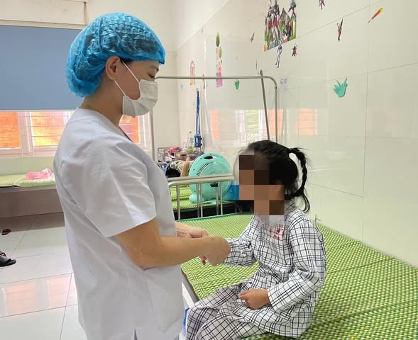 Bé tiếp tục được theo dõi tại khoa Tai mũi họng - Ảnh BVCC nuott-dong-xu.jpg