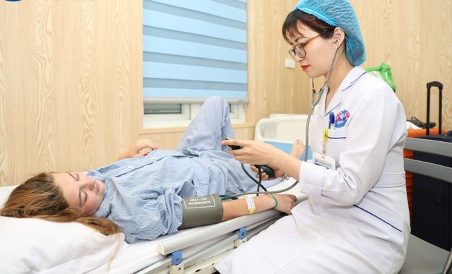 Thăm khám cho bệnh nhân - Ảnh BVCC cot-song-3-9920.jpg