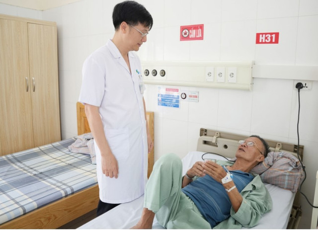 BS Nguyễn Văn Dũng – Trưởng Khoa Ung bướu 1, Bệnh viện Bãi Cháy thăm khám cho bệnh nhân sau phẫu thuật - Ảnh BVCC anh-chup-man-hinh-2025-05-22-150705.jpg