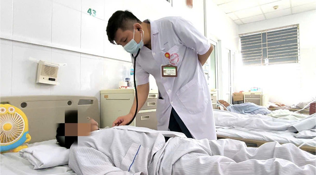 Thăm khám cho người bệnh - Ảnh BVCC dau-dau-san.jpg