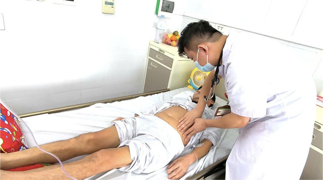 Thăm khám cho người bệnh - Ảnh BVCC dau-dau-1.jpg