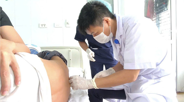 Chọc tủy xác định viêm màng não - Ảnh BVCC dau-dau-3.jpg