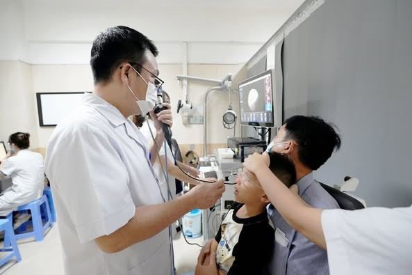 Thăm khám cho bệnh nhi ngủ ngáy - Ảnh BVCC ngu-ngay.jpg