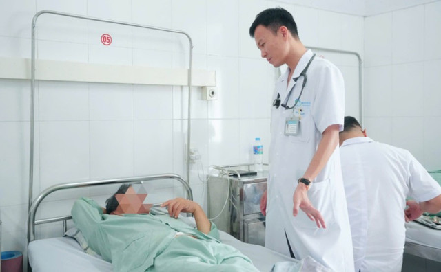 ThS.BS Giáp Hùng Mạnh khám lại cho bệnh nhân trước khi ra viện - Ảnh BVCC dong-mach-canh-4.jpg