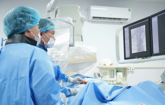 Kíp can thiệp do Ths.Bs Giáp Hùng Mạnh cùng ê kíp đang thực hiện can thiệp cho bệnh nhân - Ảnh BVCC dong-mach-canh-3.jpg