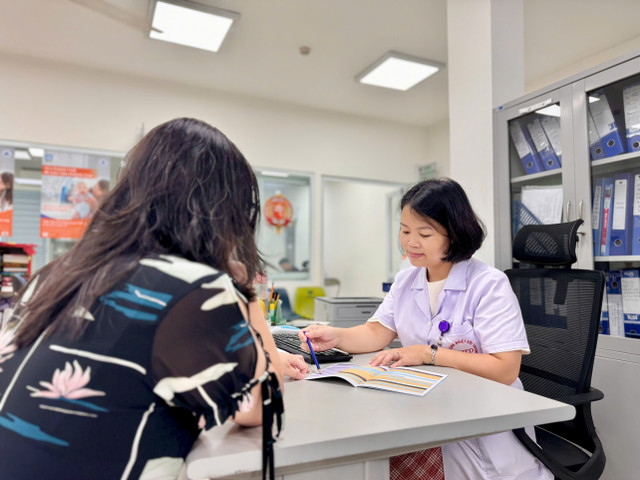 BSCKII Nguyễn Nguyên Huyền thăm khám và tư vấn cho bệnh nhân - Ảnh BVCC beh.jpg