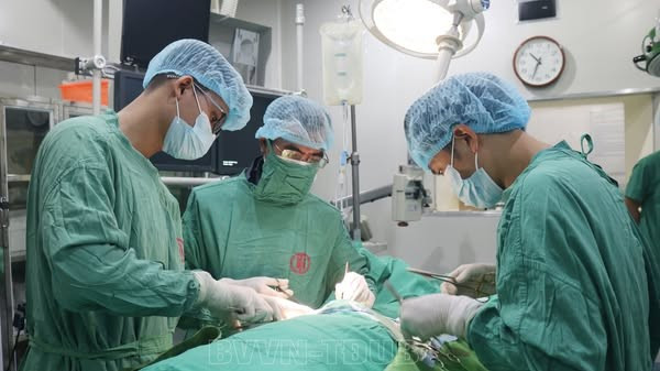 Ê - kíp phẫu thuật can thiệp cho bệnh nhân - Ảnh BVCC phinh-dong-mach-bung.jpg