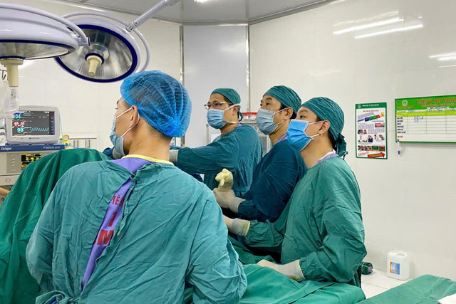 Ca phẫu thuật cho bệnh nhân - Ảnh BVCC khau-chop-vai-2.jpg