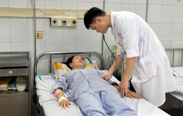 Thăm khám cho bệnh nhân sau phẫu thuật - Ảnh BVCC u-tuyen-uc.jpg