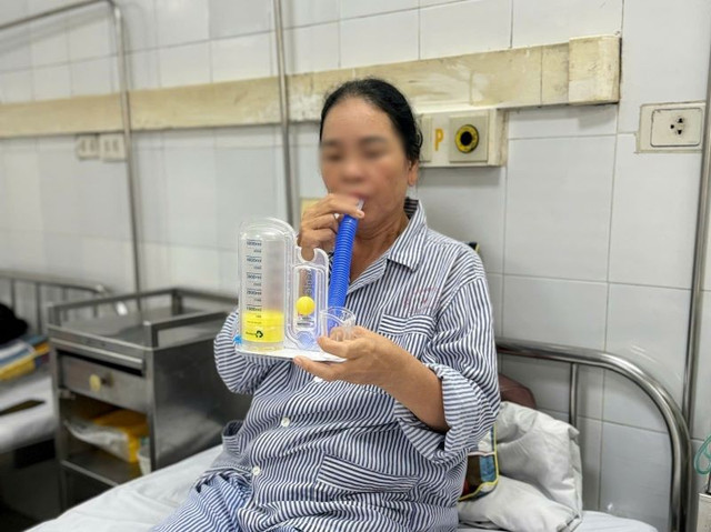Bệnh nhân tập thở sau phẫu thuật - Ảnh BVCC u-tuyen-uc2.jpg