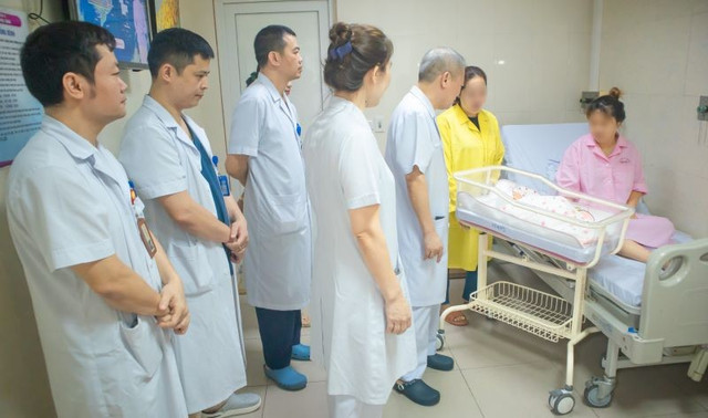 GS.TS Thành cùng các bác sĩ Bệnh viện E đến thăm hai mẹ con sản phụ - Ảnh BVCC su-song-3.jpg