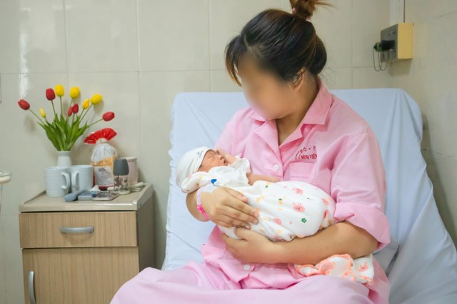 Niềm vui của người mẹ mắc tim bẩm sinh nặng được ôm con vào lòng - Ảnh BVCC su-song-2.jpg