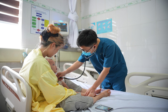 Bác sĩ thăm khám lại cho bệnh nhi sau can thiệp. keo-lac-4.jpg