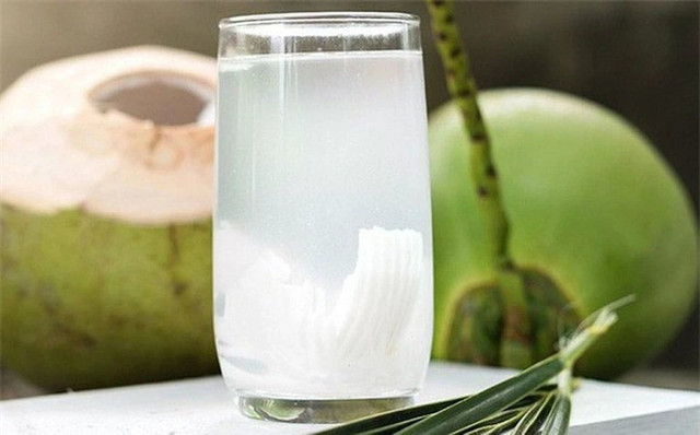 Nước dừa cũng chỉ nên uống 1 ly/ngày - Ảnh BVCC thuc-pha.jpg