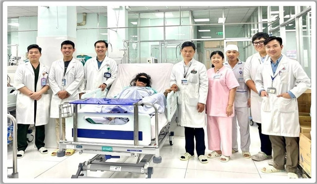 Đội ECMO và người bệnh chuẩn bị xuất viện - Ảnh BVCC cho-ray-4.jpg
