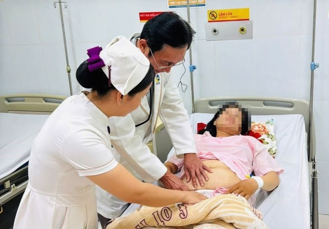 Các bác sĩ thăm khám cho sản phụ sau phẫu thuật - Ảnh BVCC san-giat-5361.jpg