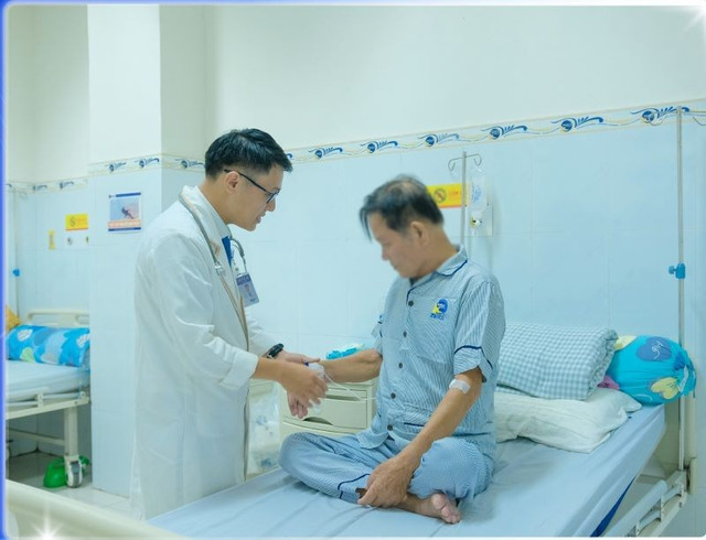 Thăm khám cho bệnh nhân - Ảnh BVCC 504328358-1205258671393091-8994978842508171768-n.jpg
