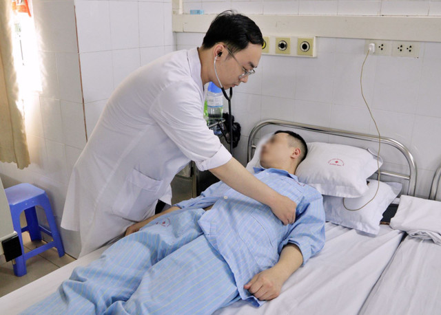 Bệnh nhân nhồi máu cơ tim biến chứng ngừng tuần hoàn hồi phục tích cực, được bác sĩ thăm khám trước khi xuất viện - Ảnh BVCC ngungtim3.jpg