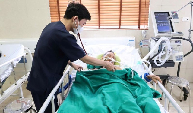 Được cấp cứu kịp thời, nhiều người bệnh cao tuổi bị đột quỵ thoát nguy cơ tử vong. dot-quy-4-2830.jpg