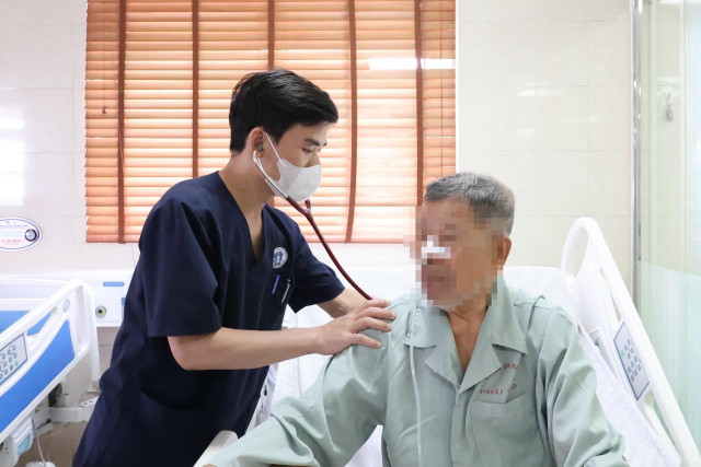 BSCKI Lưu Văn Thìn đang thăm khám cho người bệnh - Ảnh BVCC dot-quy-2.jpg
