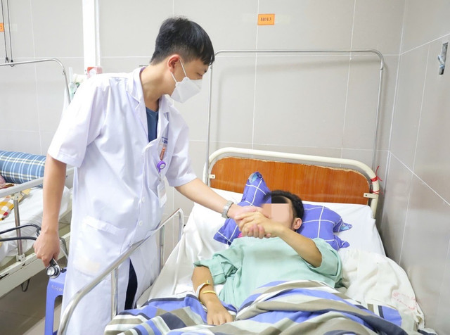 Thăm khám chức năng vận động cho bệnh nhân - Ảnh BVCC tre-tai-bien-1.jpg