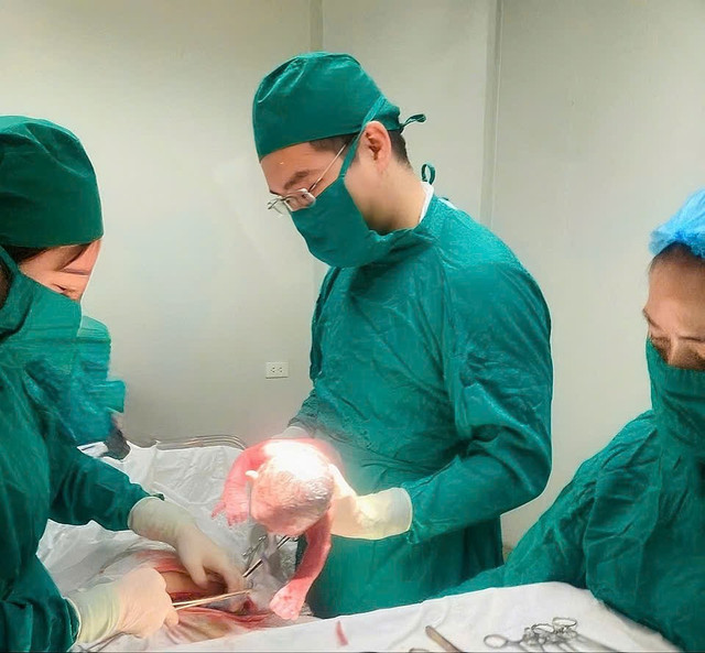 Lấy thai trước để cứu bé - Ảnh BVCC san-phu-o-bung.jpg