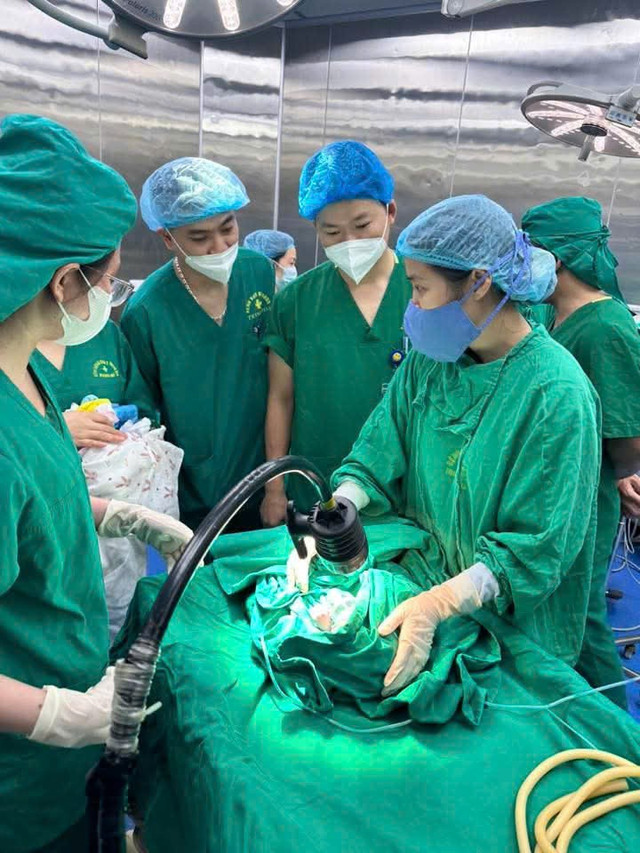 Chiếu đèn hồi sức tích cực cho em bé - Ảnh BVCC san-phu-o-bung-1.jpg