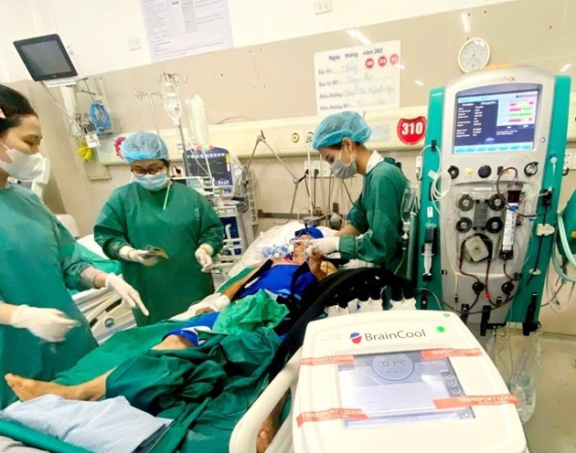 Các bác sĩ Trung tâm Cấp cứu xử trí ca bệnh người em bất tỉnh được anh ép tim liên tục 40 phút - Ảnh BVCC cap-cuu1.jpg