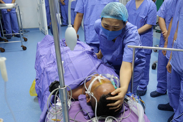 Giây phút cuối cùng người vợ tiễn biệt chồng - Ảnh BVCC tang-10.jpg