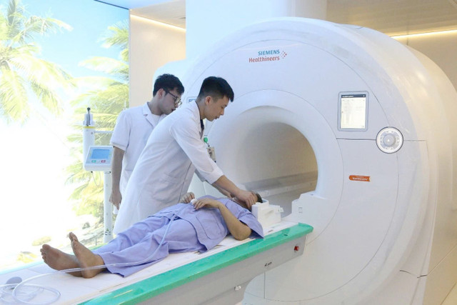 Người bệnh được chụp cộng hưởng từ 3.0T giúp phát hiện sớm các dị dạng mạch máu tại Bệnh viện Đa khoa tỉnh Phú Thọ - Ảnh BVCC phinh-mach-mau-nao-4.jpg