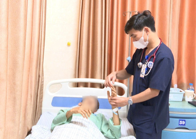Hình ảnh người bệnh được bác sĩ thăm khám sau can thiệp - Ảnh BVCC phinh-mach-mau-nao-2.jpg
