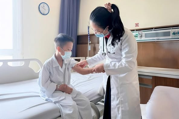 Thăm khám cho trẻ 8 tuổi bị viêm mô tế bào - Ảnh BVCC be-trai.jpg