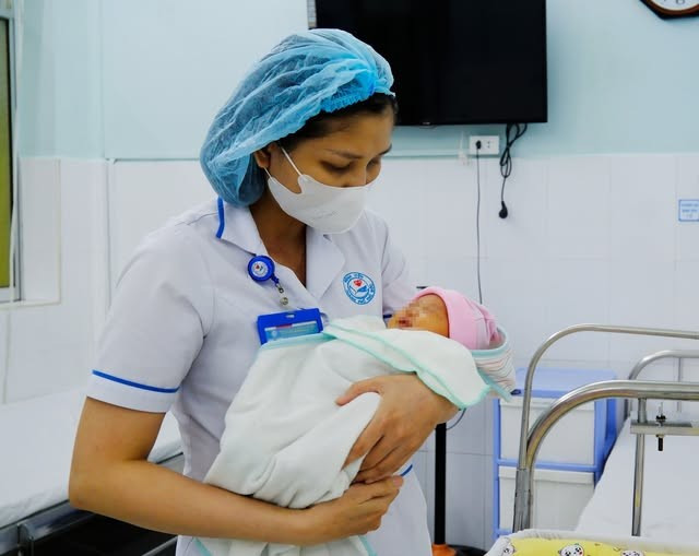 Bé gái nặng 2,7 kg chào đời khỏe mạnh - Ảnh BVCC sinh-con-lan-5.jpg
