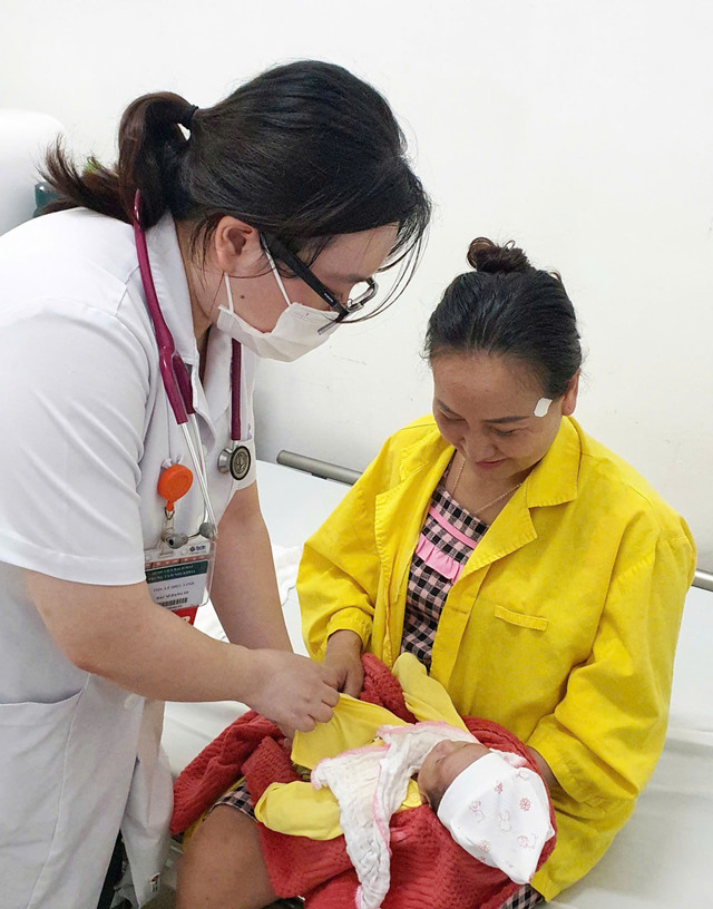 Bác sĩ Trung tâm Nhi khoa, Bệnh viện Bạch Mai thăm khám cho bé trước giờ chuyển viện - Ảnh BVCC bao-benh.jpg