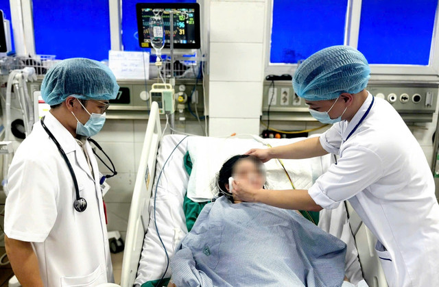 Người bệnh tại phòng hồi sức tích cực - Ảnh BVCC bao-benh-5.jpg