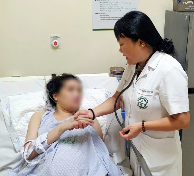 TS.BS Đoàn Thu Trà, Phó Viện trưởng Viện Y học Nhiệt đới, Bệnh viện Bạch Mai động viên chị H. trước giờ đón bé - Ảnh BVCC bao-benh-3.jpg
