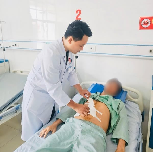 Người bệnh bị rối loạn lo âu... tự dùng dao đâm thấu bụng nguy kịch - Ảnh BVCC anh-1-1.jpg