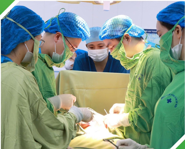 Ê-kíp phẫu thuật cho sản phụ - Ảnh BVCC rau-xuyen-bang-quang-9397.jpg