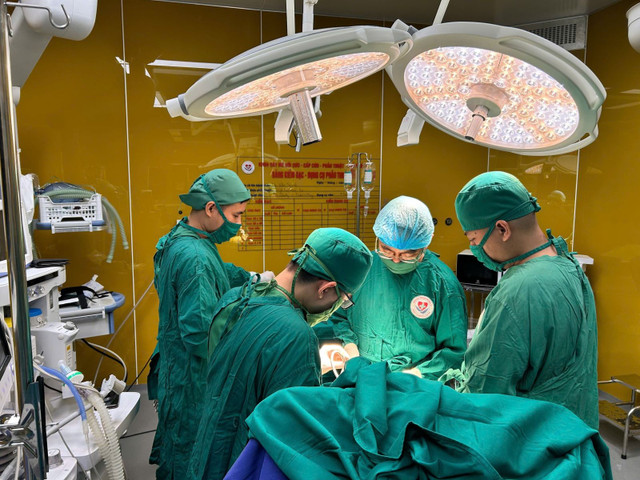 Ca mổ não đặc biệt diễn ra khi bệnh nhân vẫn tỉnh và có ý thức, cho phép các bác sĩ theo dõi trực tiếp phản xạ thần kinh trong suốt quá trình phẫu thuật - Ảnh BVCC mo-nao-thuc-3.jpg